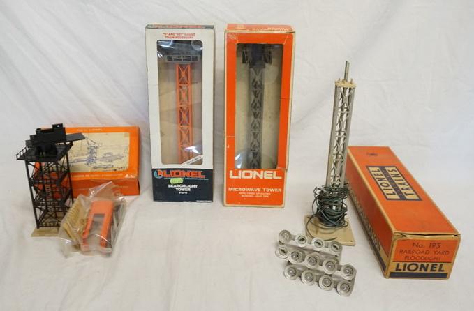 LOT OF LIONEL MODEL TRAIN ACCESSORIES (1 of 3)