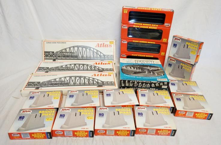 LARGE LOT OF ATLAS HO GAUGE MODEL TRAIN ACCESSORIES (1 of 4)