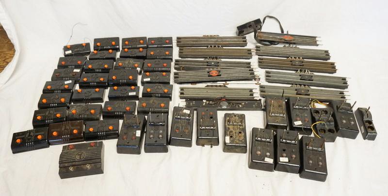 LARGE LOT OF LIONEL SWITCHES/CONTROLS: LARGE LOT OF LIONEL SWITCHES/CONTROLS