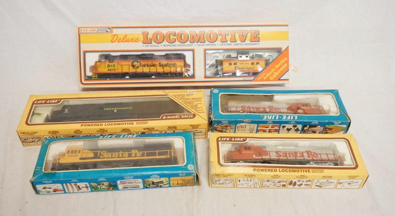 5 LIFE LIKE HO GAUGE MODEL TRAINS (1 of 2)