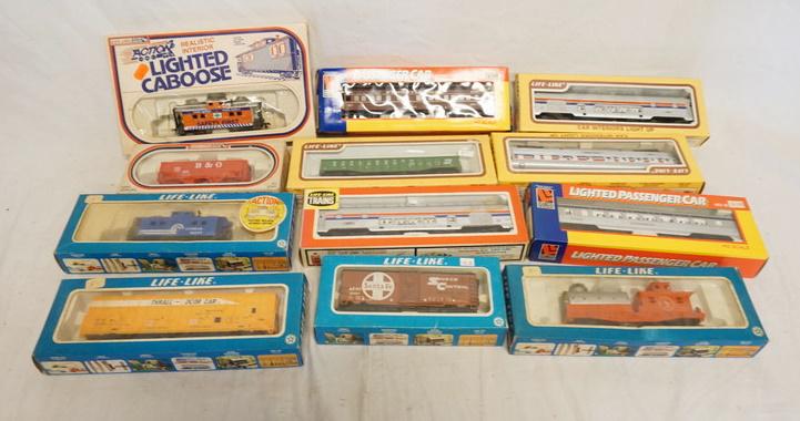 12 LIFE LIKE HO GAUGE MODEL TRAINS (1 of 2)
