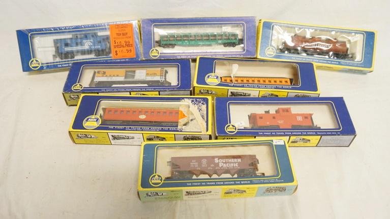8 AHM HO GAUGE MODEL TRAINS (1 of 2)