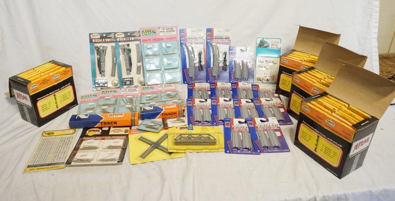 LARGE LOT OF MODEL TRAIN ACCESSORIES (1 of 3)