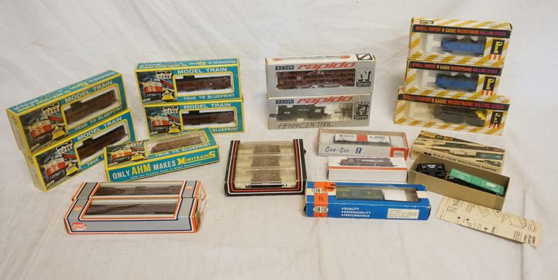 LOT OF N GAUGE MODEL TRAINS (1 of 3)