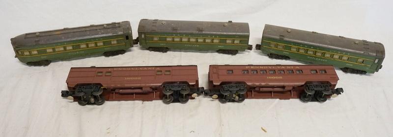 LOT OF 5 LIONEL MODEL TRAINS (1 of 3)