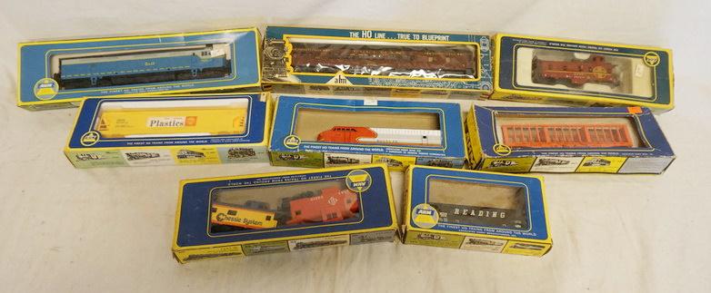LOT OF AHM HO GAUGE MODEL TRAINS (1 of 3)
