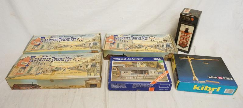 LOT W/ MODEL BUILDING KITS & BEACON (1 of 1)