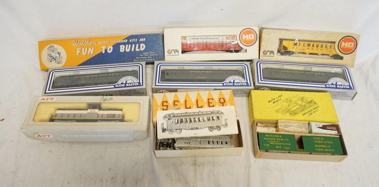 LOT OF HO GAUGE MODEL TRAINS (1 of 1)