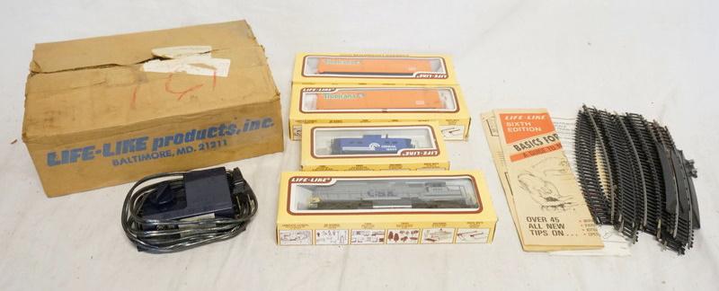 LIFE LIKE HO GAUGE TRAIN SET (1 of 2)