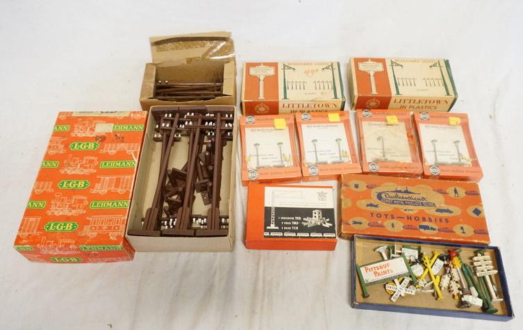 LOT OF MODEL TRAIN ACCESSORIES (1 of 3)