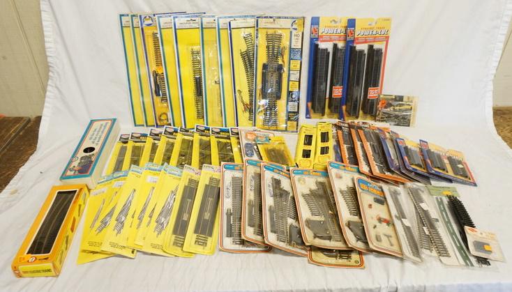 LARGE LOT OF MODEL TRAIN ACCESSORIES (1 of 1)