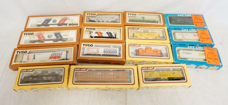 15 TYCO/ LIFE LIKE HO GAUGE MODEL TRAINS (1 of 2)