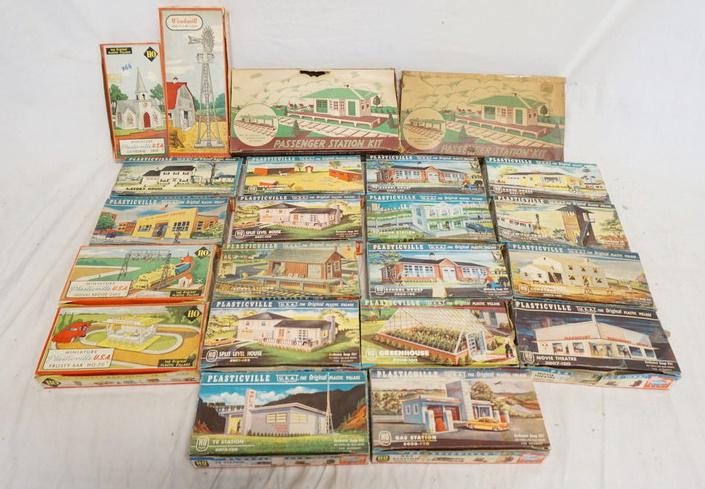LARGE LOT OF BACHMANN PLASTICVILLE BUILDING KITS (1 of 1)