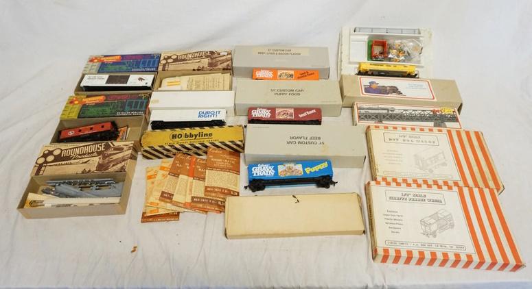 MODEL TRAIN & ACCESSORIES LOT (1 of 4)