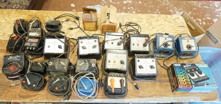 LARGE LOT OF MODEL TRAIN TRANSFORMERS (1 of 3)