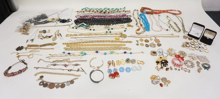 LARGE LOT OF MISC COSTUME JEWELRY (1 of 7)