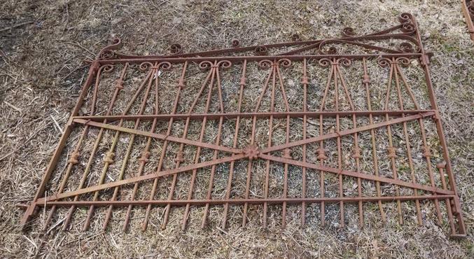 LARGE LOT OF ASSORTED ANTIQUE VICTORIAN IRON ARCHRITECTUAL FENCING (1 of 14)
