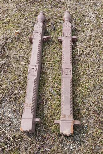 LARGE LOT OF ANTIQUE VICTORIAN CAST IRON ASSORTED ARCHRITECTURAL FENCE POSTS (1 of 6)