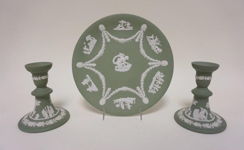 GREEN JASPER WEDGWOOD ENGLAND: GREEN JASPER WEDGWOOD ENGLAND 9 IN PLATE & 2 CANDLESTICKS, 5 IN HIGH