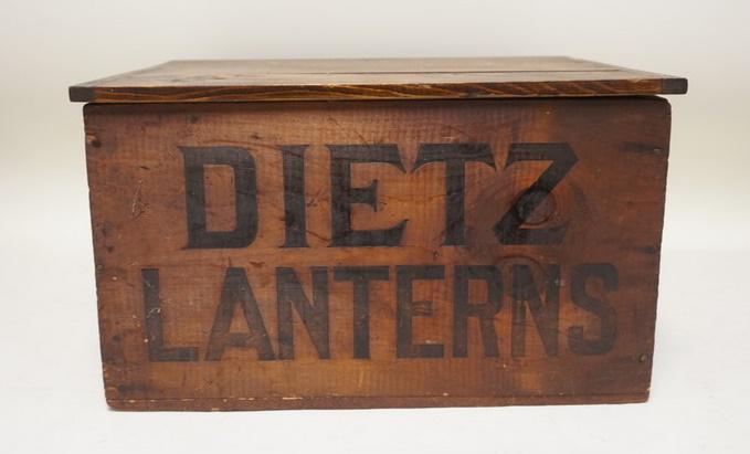 DIETZ LANTERN WOODEN BOX (1 of 4)