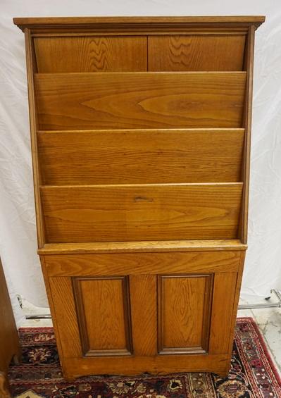 OAK MAGAZINE/SHEET MUSIC DISPLAY STAND: OAK MAGAZINE/SHEET MUSIC DISPLAY STAND W/TAPERED & PANELED FRONT, APPROXIMATELY 32 IN X 13 IN X 56 IN