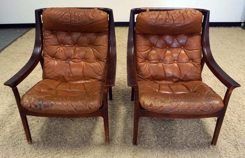 PAIR OF SUN EXPO LTD MID CENTURY MODERN ARM CHAIRS: PAIR OF MID CENTURY MODERN ARM CHAIRS, MARKED SUN EXPO LTD A.S., MADE IN NORWAY. LEATHER WORN