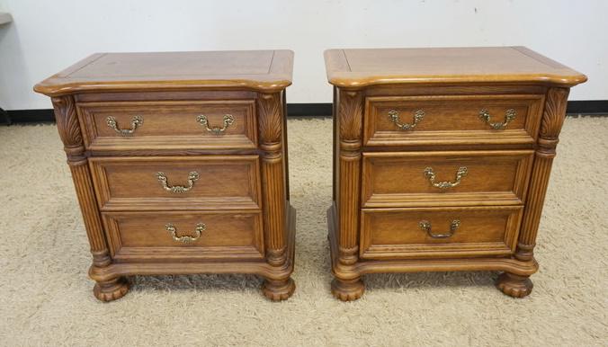 PAIR OF OAK 3 DRAWER NIGHTSTANDS: PAIR OF OAK 3 DRAWER NIGHTSTANDS, EACH APPROXIMATELY 28 IN X 17 IN X 29 IN