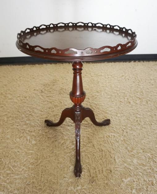 MAHOGANY LAMP TABLE: MAHOGANY LAMP TABLE W/PIERCED EDGE TOP, APPROXIMATELY 22 IN X 28 IN
