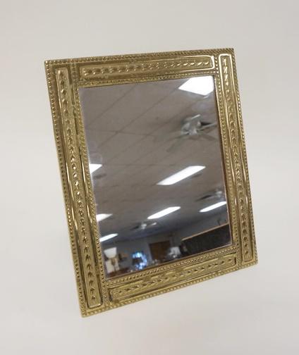 VIRGINIA METALCRAFTERS BRASS MIRROR: VIRGINIA METALCRAFTERS BRASS MIRROR, APPROXIMATELY 10 IN X 12 IN