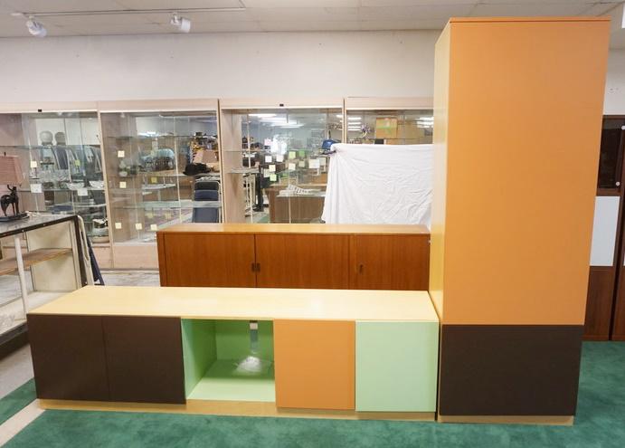 MODERN STYLE SECTIONAL WALL UNIT: MODERN STYLE SECTIONAL WALL UNIT W/FORMICA DOORS, APPROXIMATELY 124 IN X 25 IN X 85 IN HIGH