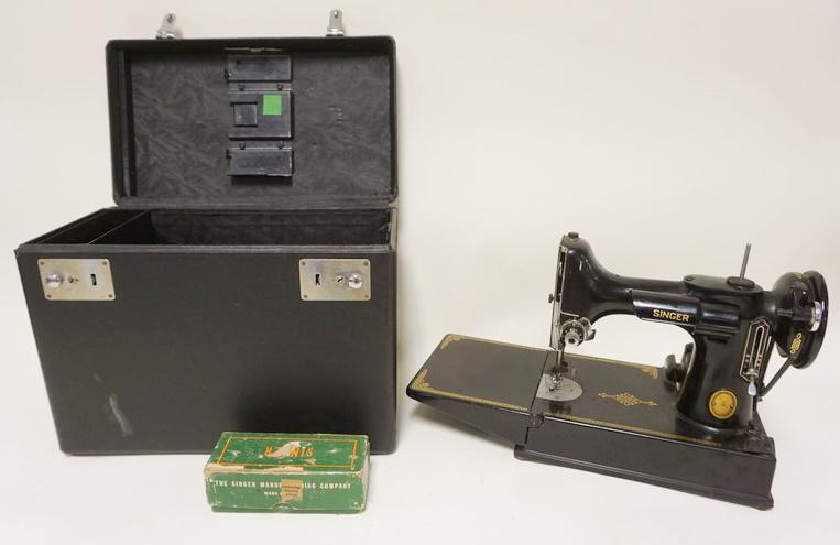 SINGER FEATHERWEIGHT SEWING MACHINE: SINGER FEATHERWEIGHT SEWING MACHINE WITH CASE