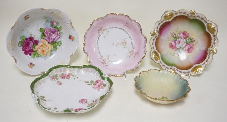 5 DECORATED BERRY BOWLS: 5 DECORATED BERRY BOWLS, LARGEST IS 11 1/2 IN, MCAISTREA, BAVARIAN, ETC