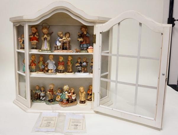 HANGING CABINET W/21 HUMMEL FIGURES (1 of 3)