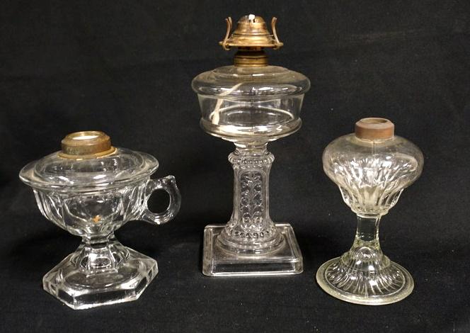 3 ANTIQUE KEROSENE LAMPS: 3 ANTIQUE KEROSENE LAMPS, TALLEST IS 10 1/2 IN