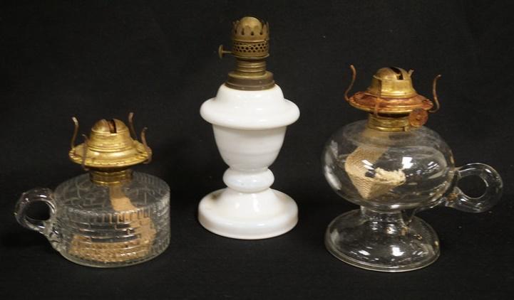 3 ANTIQUE KEROSENE LAMPS: 3 ANTIQUE KEROSENE LAMPS, ONE HAS A BRICK PATTERN, TALLEST IS 7 1/4 IN
