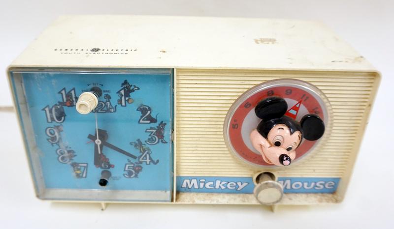 VINTAGE MICKEY MOUSE RADIO (1 of 2)