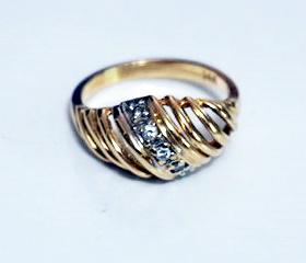 14K WOMANS RING (1 of 2)