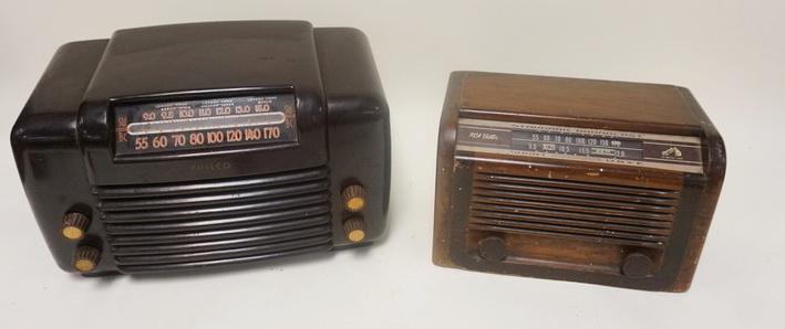 TWO ANTIQUE TABLE RADIOS (1 of 2)