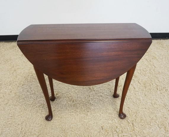 HANKEL HARRIS VIRGINIA GALLERIES STAND: HANKEL HARRIS VIRGINIA GALLERIES STAND, DROP LEAF, MAHOGANY, APPROXIMTELY OPEN 30 IN DIAMETER X 26 IN HIGH, CLOSED 13 IN WIDE