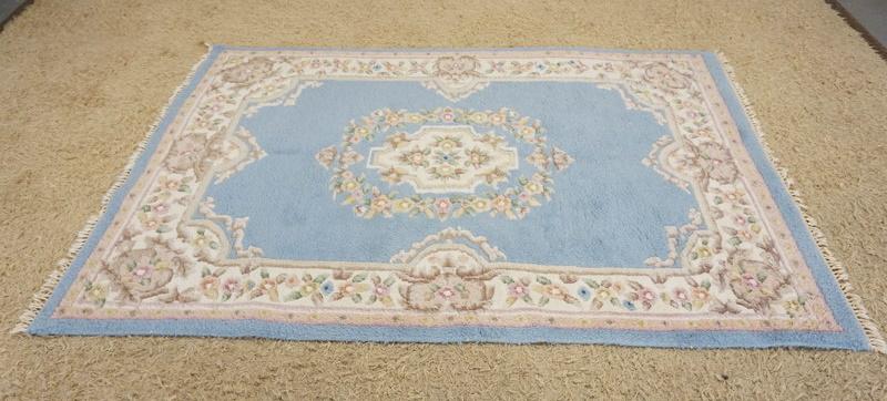WOOL THROW RUG W/FLORAL DESIGN: WOOL THROW RUG W/FLORAL DESIGN, APPROXIMATELY 8 FT X 5 FT 5 IN