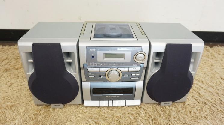 SANYO CD, CASSETTE, TUNER PLAYER: SANYO CD, CASSETTE, TUNER PLAYER, POWERS UP, NO FURTHER TESTING, SOLD AS IS, APPROXIMATELY 25 IN X 9 IN X 11 IN HIGH