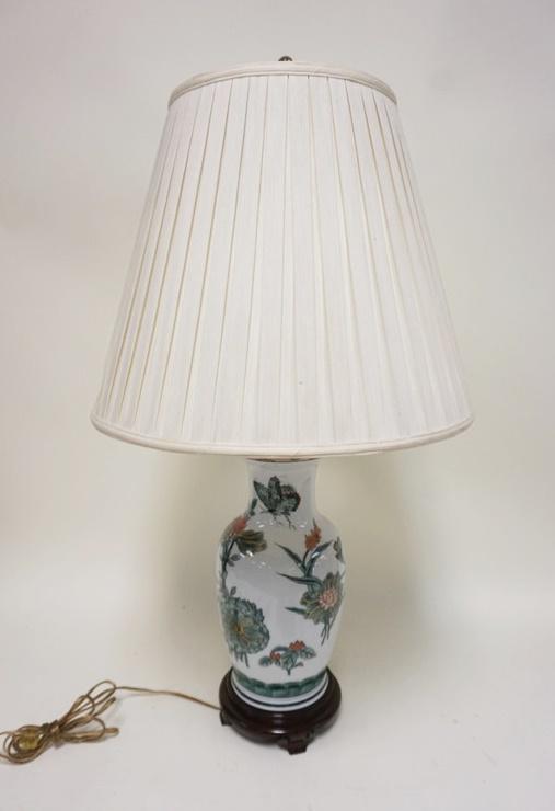 ASIAN STYLE TABLE LAMP ON WOOD BASE (1 of 2)