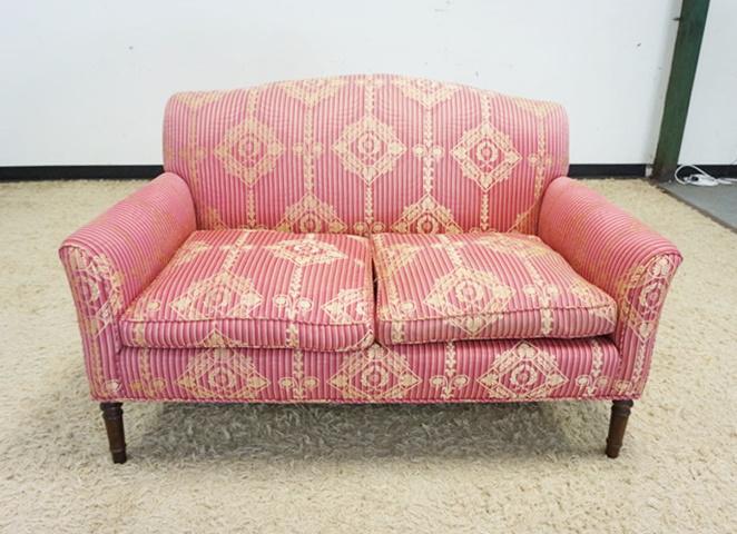 UPHOLSTERED LOVESEAT: UPHOLSTERED LOVESEAT W/PINK UPHOLSTERY & GILT GOLD DESIGN, 55 IN WIDE