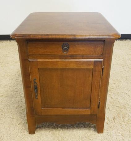 PENNSYLVANIA HOUSE ONE DRAWER ONE DOOR NIGHTSTAND: PENNSYLVANIA HOUSE ONE DRAWER ONE DOOR NIGHTSTAND, APPROXIMATELY 22 IN X 29 IN HIGH