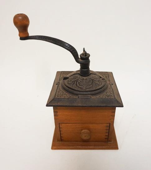 ANTIQUE TABLE TOP COFFEE MILL GRINDER: ANTIQUE TABLE TOP COFFEE MILL GRINDER, APPROXIMATELY 6 IN X 11 IN HIGH