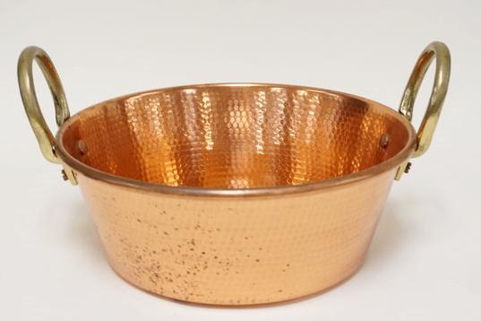 LARGE HANDLED COPPER MIXING POT: LARGE HANDLED COPPER MIXING POT, 12 IN DIAMETER X 4 1/2 IN HIGH, NOT INCLUDING HANDLES