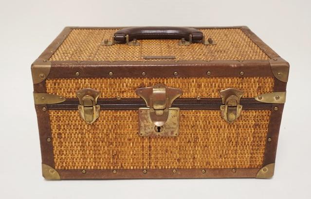 STILE BROTHERS WICKER BASKET/CARRYING CASE: STILE BROTHERS WICKER BASKET/CARRYING CASE W/BRASS & LEATHER TRIM, HAS REMOVABLE COMPARTMENT WITHIN, 16 IN X 8 3/4 IN X 10 1/4 IN DEEP