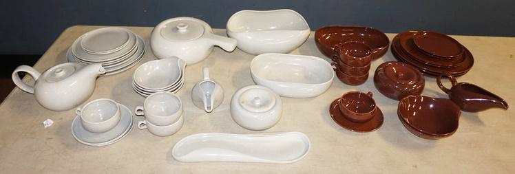 RUSSELL WRIGHT BROWN & GRAY POTTERY DINNERWARE: RUSSELL WRIGHT BROWN & GRAY POTTERY DINNERWARE, POT LID HAS CHIP, 40 PIECES