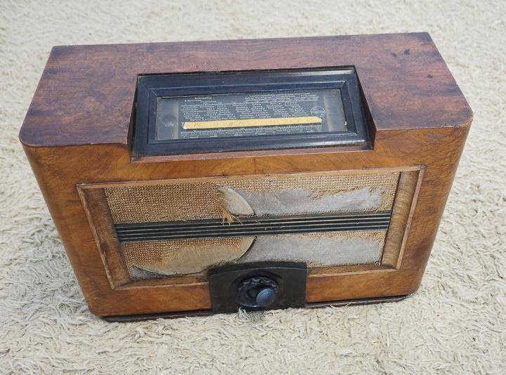 PHILIPS TABLE TOP ANTIQUE RADIO: PHILIPS TABLE TOP ANTIQUE RADIO, UNTESTED, SOLD AS IS, APPROXIMATELY 24 IN X 10 IN X 16 IN HIGH