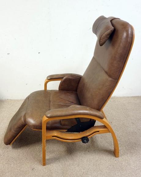 MODERN STYLE BENTWOOD RECLINER: MODERN STYLE BENTWOOD LEATHER RECLINER, ADJUSTABLE RECLINER & LUMBAR SETTING, LEATHER WORN